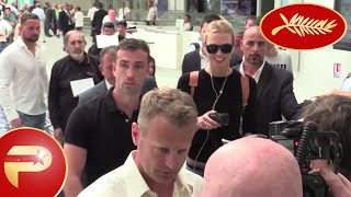 Cannes 2015  Julianne Moore et Karlie Kross déchaînent les paparazzis à laéroport [upl. by Bocyaj]