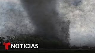 Decenas de tornados causan destrucción en Iowa y Nebraska  Noticias Telemundo [upl. by Anilasor]