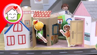 Playmobil Familie Hauser  Eine Stadt im Wohnzimmer  Geschichte mit Anna und Lena [upl. by Tatum589]