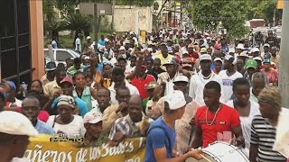 Haitianos indocumentados salen a las calles a protestar en las calles de Santo Domíngo [upl. by Aidua]