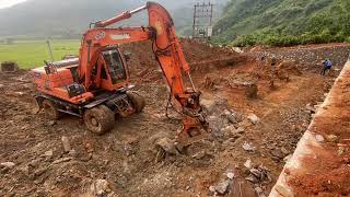 Máy xúc doosan 140 đục đá để xúc móng phần 1 [upl. by Caines74]