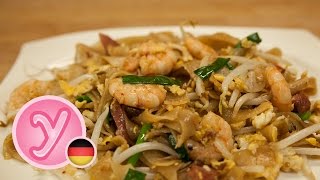 CHAR KWAY TEOW  gebratene Reisbandnudeln mit Garnelen Ei Lauchzwiebeln Sojasprossen und Salami [upl. by Cullie438]