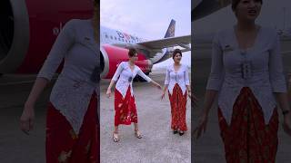 Pramugari2 Cantik Batik Air Indonesia Berpose Bersama di Samping Pesawat [upl. by Colyer]