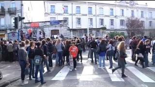 Les lycéens bloquent une avenue à Montpellier [upl. by Inhsor]