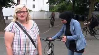 Fahrradtraining für muslimische Frauen [upl. by Nhepets]