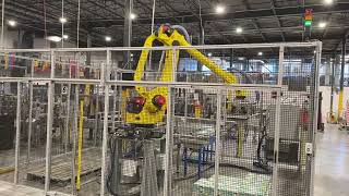 Robotic copacking services Service demballage secondaire robotisé [upl. by Anaujat170]