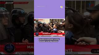 Manifestante conmueve a policía en Argentina shorts [upl. by Boyer583]