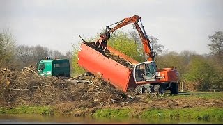 Mobilbagger Terex TW160 verlädt Holz  Wheeled excavator Terex TW160 [upl. by Argile892]