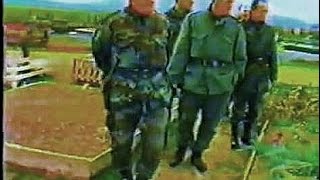 Дудаковић у обиласку гробља Хумци 1994год [upl. by Dnomyaw]