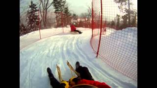 Une descente en luge au Massif de Charlevoix [upl. by Dahij879]