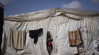 Leben unter freiem Himmel 100000 Menschen flüchten nach Rafah [upl. by Aizan867]