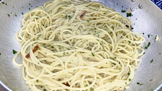 Spaghetti aglio olio e peperoncino originale vs gourmet  Vitale Bianco Abbate [upl. by Eibur]