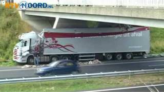 Vrachtwagen botst tegen viaduct [upl. by Ethe]