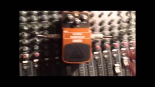 Techno tremolo  Behringer UT300 pedal demo [upl. by Kingsly29]