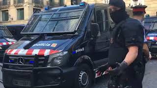 Directo Los Mossos desmontan la acampada independentista de plaza Sant Jaume [upl. by Oidivo]