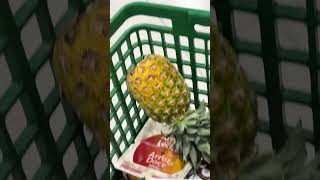 Mais cest quoi cette trend de lananas retourné dans ton chariot au supermarché ananas [upl. by Reeva]