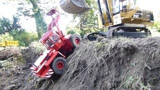 BERGUNG des OampK L25 Radlader mit Bagger CAT 5110B  RESCUE of RC wheel loader with excavator [upl. by Eillen235]