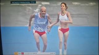 Descalifican a la maratoniana paralimpica Elena Congost por ayudar a su guía a no caer al suelo [upl. by Esiuole699]