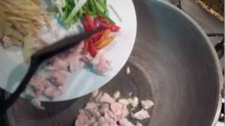 Kai Pad Khing  Ginger Chicken  Gemberkip in Thailand [upl. by Nitin]