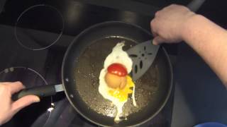 Comment faire cuire un oeuf sur le plat  Recette du chef [upl. by Eyde]