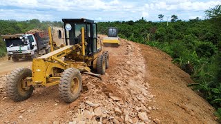 Technique Of Pushing Stone For Subgrade Road Construction Using A Heavy KOMATSU 850 Motor Grader [upl. by Drexler]