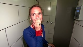 Siskas douche valt in het water  Met Vier In Bed  VTM [upl. by Hyacinthie668]