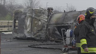 Lodi Vigili del Fuoco al lavoro sulla A1 cisterna carbonizzata sulla carreggiata [upl. by Ahsemrak]