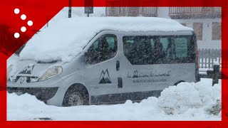 La Thuile Aosta auto ricoperte da neve nel centro del paese [upl. by Llehsar]