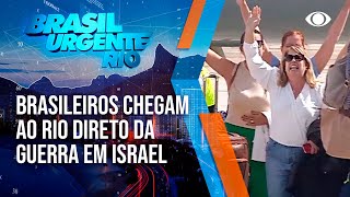 Brasileiros chegam de Israel e se ajoelham ao desembarcar [upl. by Sanyu949]