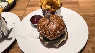 GORDON RAMSAY BURGER IN VANCOUVER地獄廚神高登漢堡Gordonburger地獄廚神漢堡 [upl. by Laurin]