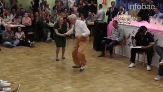 El impresionante baile de una pareja de adultos mayores [upl. by Eicnarf565]