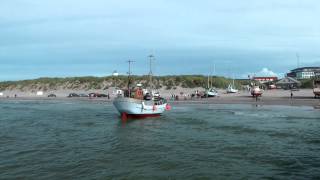 Fischkutter fährt auf Strand in Løkken‎  Dänemark [upl. by Ymrej512]