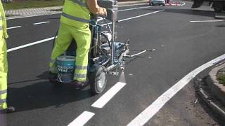 Traccialinee Graco LineLazer V 250SPS con operatore a bordo – Le Sas [upl. by Annawat23]