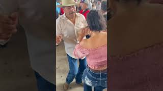 Pareja de Houston visitando la pulga de alamo Tx dance 956valley dancemusic foryou dancing [upl. by Ahseekal]