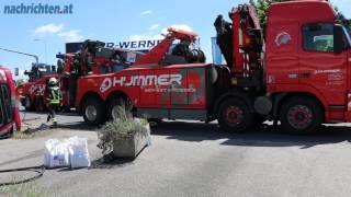 Lkw stürzte in Pasching um [upl. by Nnairam]