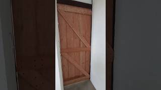 Terminamos la primera puerta rustica en madera cabañas building cabin video viral [upl. by Yirinec]