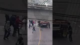 Cámara del C5 de Tlaxcala grabó el momento del fatal accidente en la carretera TlaxcoChignahuapan [upl. by Kudva]