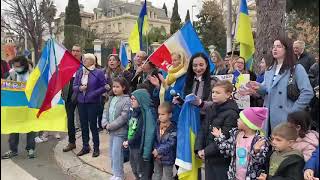 Marseille  des familles ukrainiennes chantent devant la consulat de Russie [upl. by Tonry]