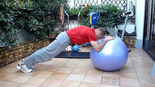 Gainage abdos swiss ball niveau confirmé – Circuit ventre plat à domicile [upl. by Nylac347]