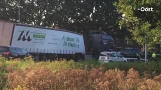 Vrachtwagen verliest oplegger en veroorzaakt ongeluk op N342 bij Oldenzaal [upl. by Leahcimauhsoj206]