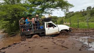 Río Alao  Cruzando en Toyota Hilux 22R del 84 4x4 [upl. by Lassiter]