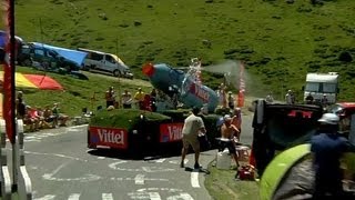 Tour de France 2012  les chars de la caravane attaqués [upl. by Yasnyl]