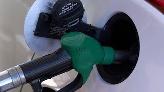 La gasolina despide 2023 marcando un nuevo mínimo anual [upl. by Aihselef]