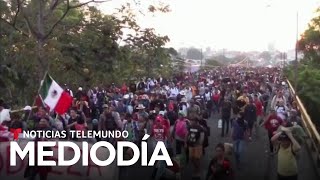 Al menos 6000 migrantes avanzan por el sur de México hacia Estados Unidos  Noticias Telemundo [upl. by Cadal]