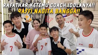 COACH SHIN TAE YONG MAMPIR KE ANDARA BUAT NGELATIH RAFATHAR MAIN BOLA RAFATHAR FULL SENYUM [upl. by Ferdinande]