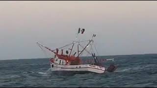 Lanzando red de pesca de camarones abordo de un barco en el profundo mar  Pesca de arrastre [upl. by Grider]