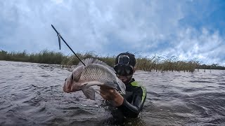 pesca bajo lluvia extrema con Arpones y Cocina de un caldo de tilapias grandes [upl. by Robina]