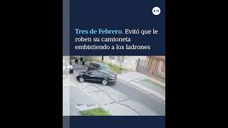 Un conductor evitó que seis ladrones le robaran su camioneta al embestir el auto de los delincuentes [upl. by Rozamond]