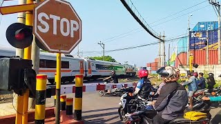 PALANG PINTU PERLINTASAN KERETA API JL RONGGOWARSITO SEMARANG  KA BLORA JAYA [upl. by Boardman373]