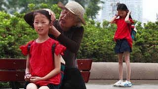 Little Girl Cant Tie Her Long Hair  Social Experiment 看到女孩头绳断了却不会扎头发，老奶奶帮她编起了麻花辫（社会实验） [upl. by Vachil]